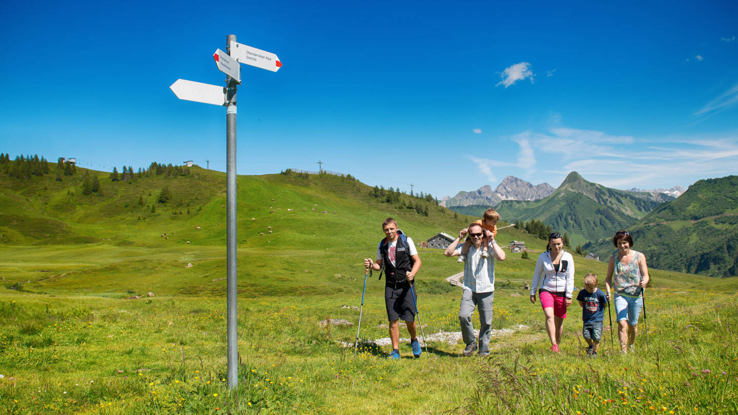 Wandern in der Nähe der Alpe Oberdamüls (c) Huber Images - Damüls-Faschina Tourismus