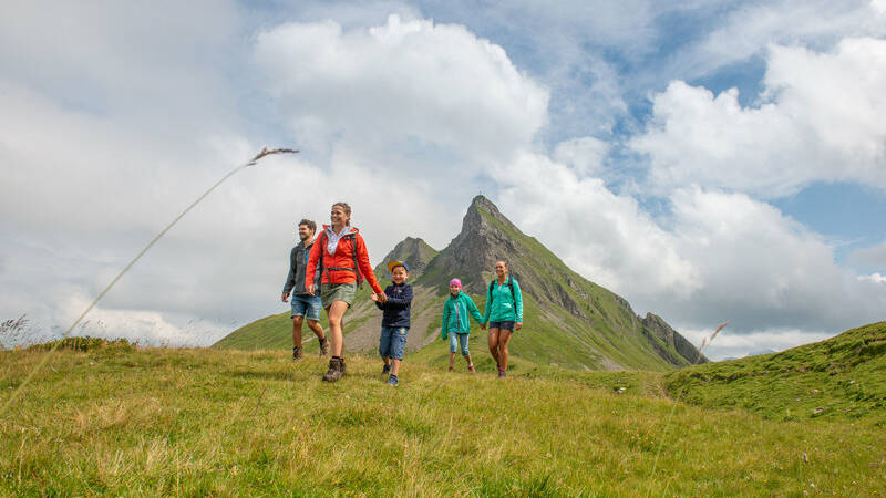 Wandern in Damüls mit Blick auf die Mittagsspitze (c) Huber Images - Damüls-Faschina Tourismus [Webqualität]