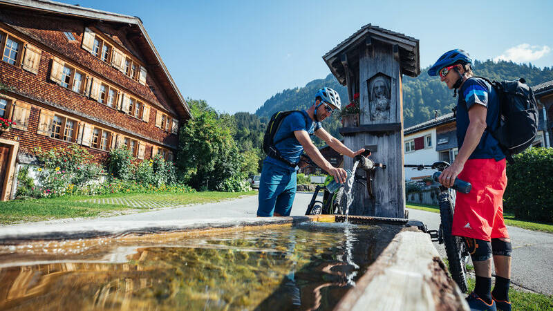 Erfrischung nach einer Mountainbike Tour (c) Sebastian Stiphout - Bregenzerwald Tourismus