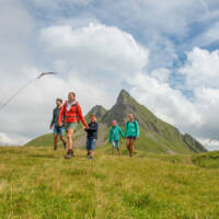 Wandern in Damüls mit Blick auf die Mittagsspitze (c) Huber Images - Damüls-Faschina Tourismus [Webqualität]