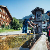 Erfrischung nach einer Mountainbike Tour (c) Sebastian Stiphout - Bregenzerwald Tourismus